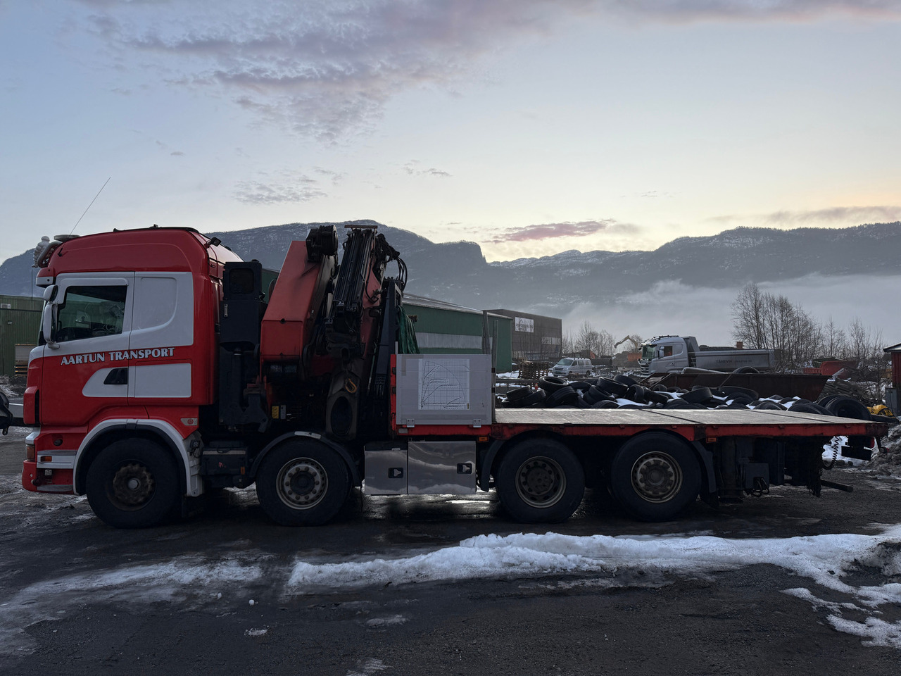 Scania R560 - Crane truck, Dropside/ Flatbed truck: picture 3 Scania R560 - Crane truck, Dropside/ Flatbed truck: picture 3