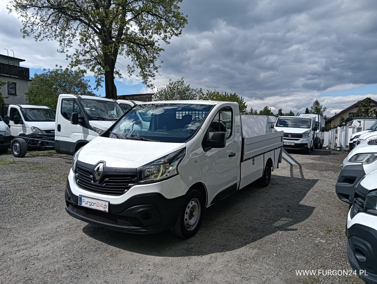 RENAULT TRAFIC SKRZYNIA PAKA Z NAJAZDAMI I PÓŁKAMI NR 689 - Flatbed van: picture 1 RENAULT TRAFIC SKRZYNIA PAKA Z NAJAZDAMI I PÓŁKAMI NR 689 - Flatbed van: picture 1