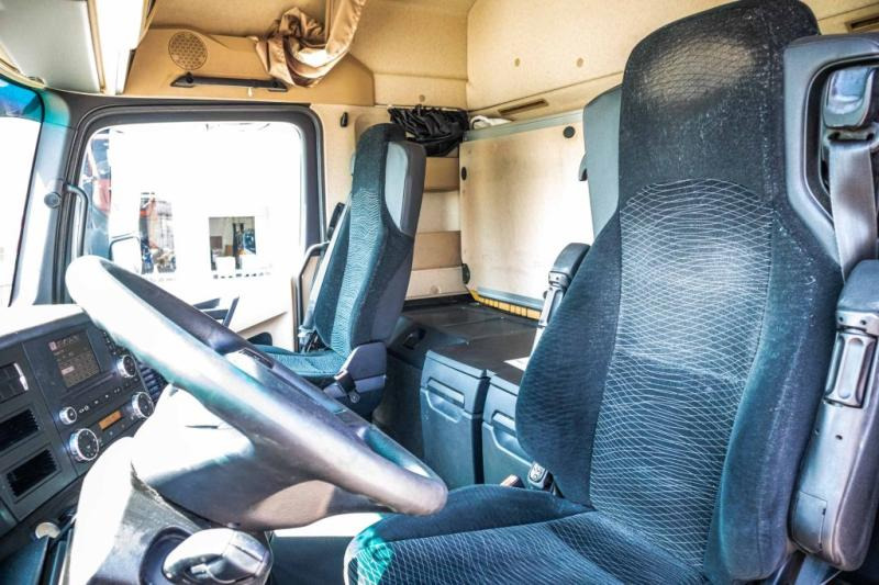 Interior photo 2: Tractor unit Mercedes ACTROS 1848 LS