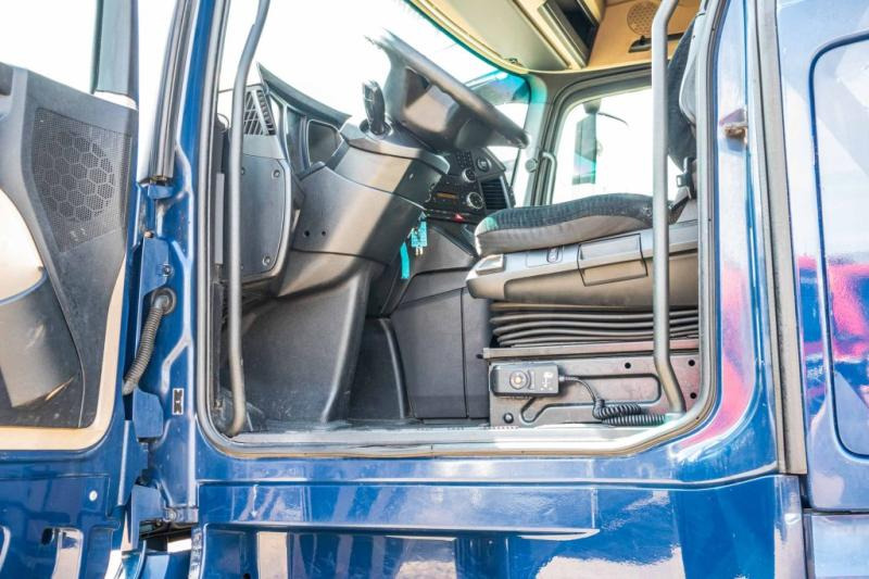 Interior photo 1: Tractor unit Mercedes ACTROS 1848 LS