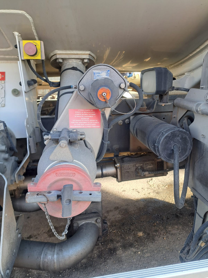 RENAULT MIDLUM 270 - Tank truck: picture 5 RENAULT MIDLUM 270 - Tank truck: picture 5