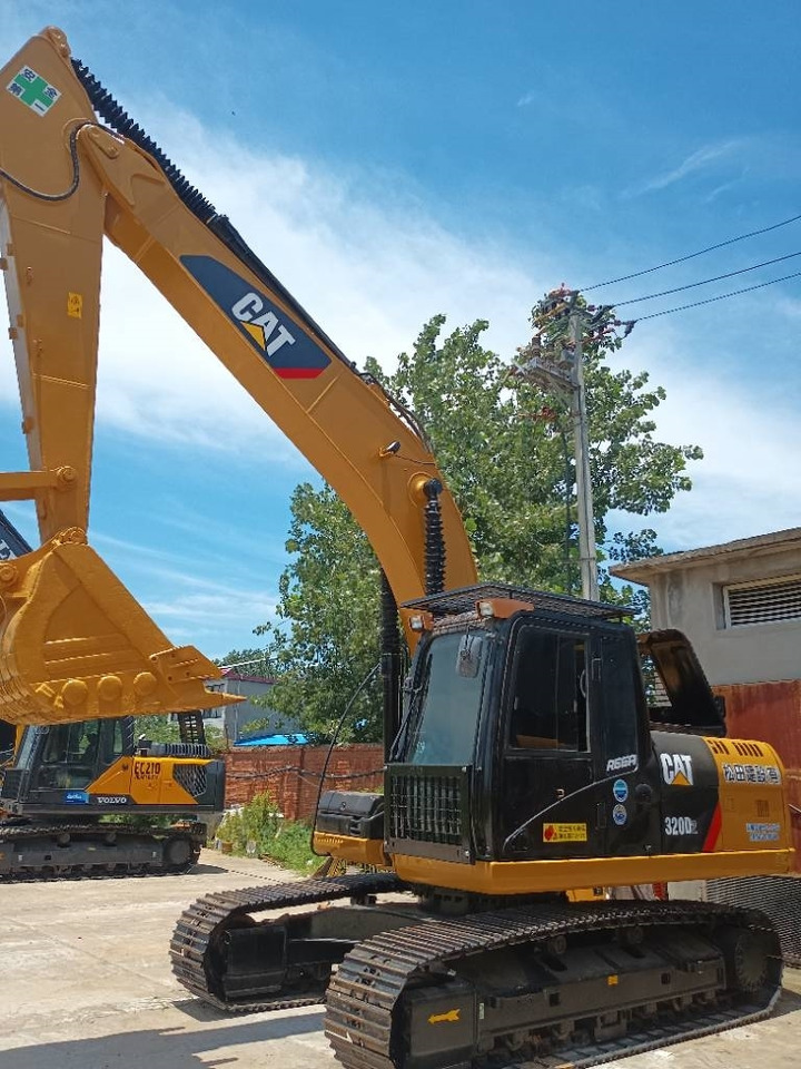 CAT 320D2L  - Crawler excavator: picture 3 CAT 320D2L  - Crawler excavator: picture 3