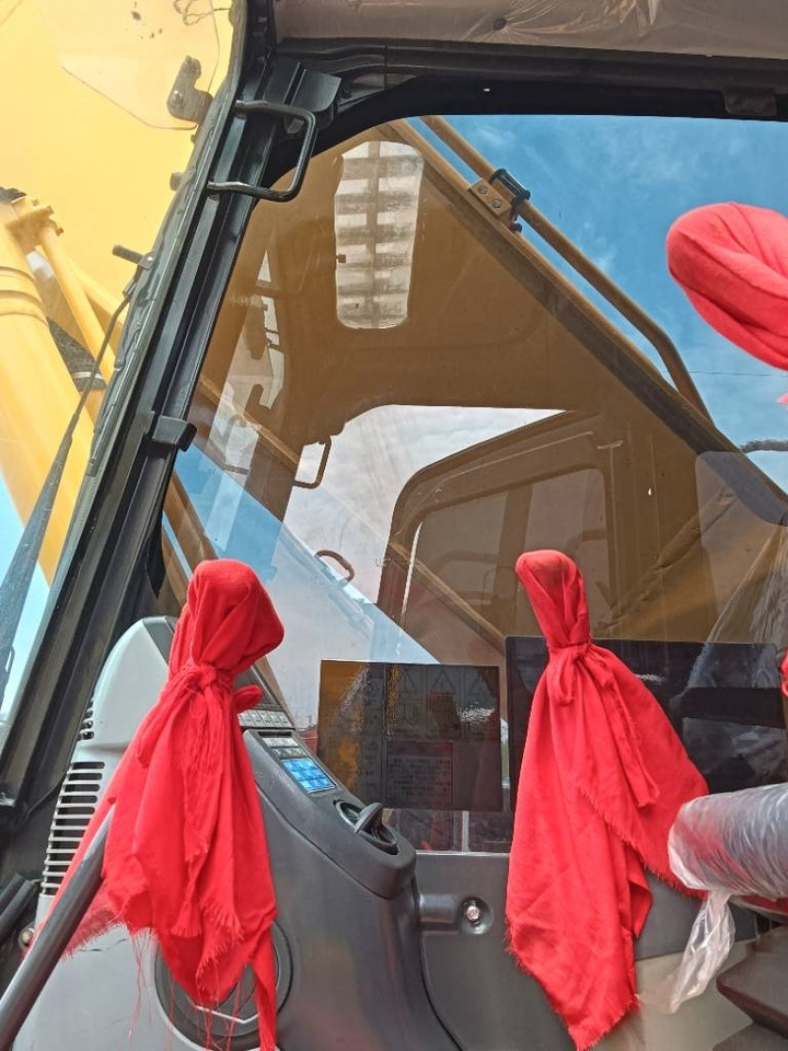 Komatsu PC 210  - Crawler excavator: picture 5 Komatsu PC 210  - Crawler excavator: picture 5