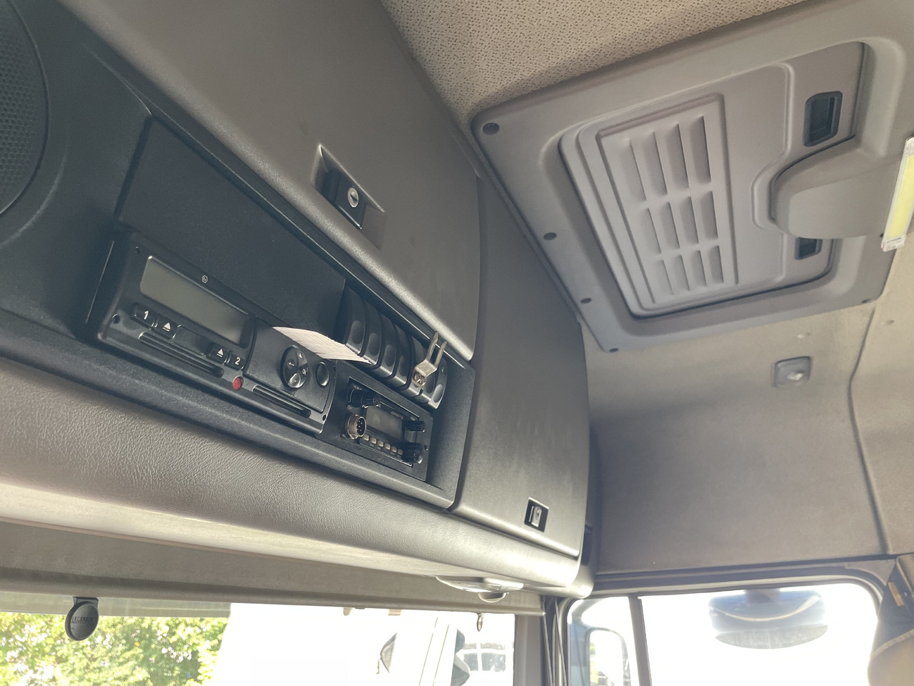 Tractor unit DAF XF105.460 Euro 5 manual gearbox: picture 16