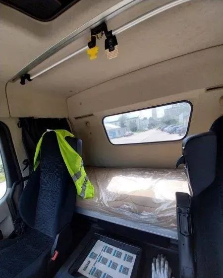Tractor unit Mercedes-Benz Actros 1833 LS: picture 9