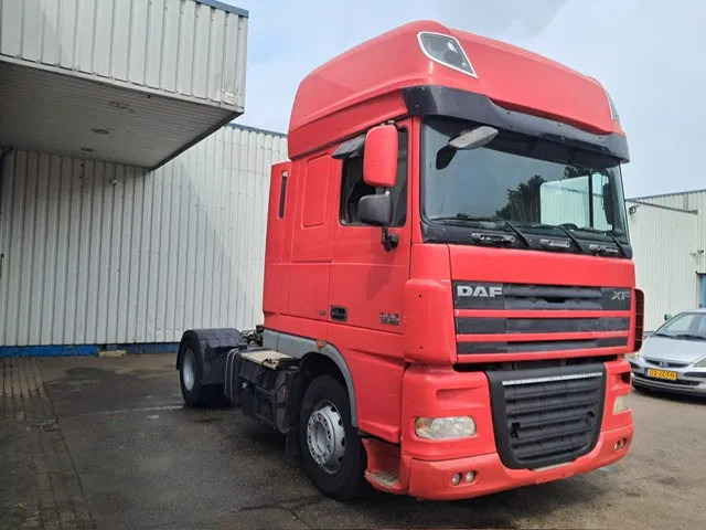 DAF XF 105 460 , Manual Gearbox , PTO , Tipper Hydraulics , Airco , Superspace Cab - Tractor unit: picture 4 DAF XF 105 460 , Manual Gearbox , PTO , Tipper Hydraulics , Airco , Superspace Cab - Tractor unit: picture 4