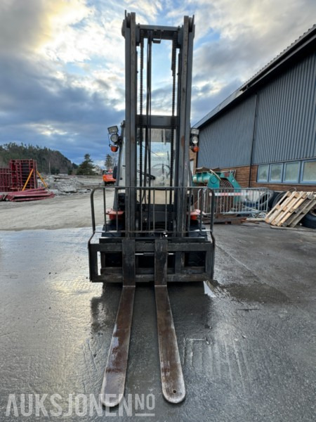 1998 Nissan 35 - Modell WF03A33U - Diesel - Motvektstruck - Aerial platform: picture 2 1998 Nissan 35 - Modell WF03A33U - Diesel - Motvektstruck - Aerial platform: picture 2