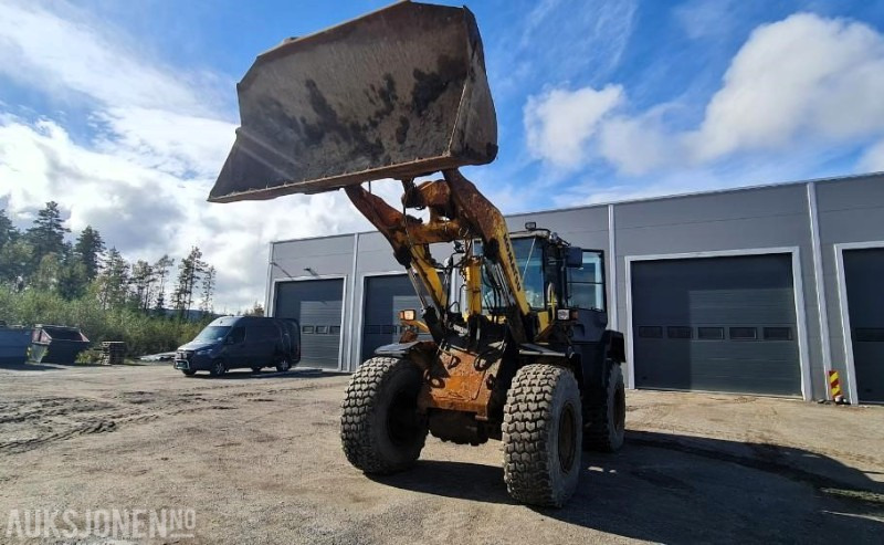 Wheel loader 2004 Komatsu WA320, kun 9.000 arbeidstimer! Pallegafler + Skuffe inkludert, 3dje funksjon, SERTIFISERT!: picture 1