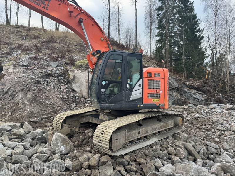 2014 Hitachi ZX225USLC-5B Beltegraver med tiltrotator og pusseskuffe - Excavator: picture 3 2014 Hitachi ZX225USLC-5B Beltegraver med tiltrotator og pusseskuffe - Excavator: picture 3