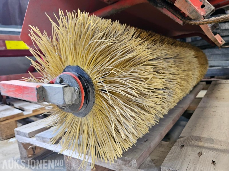 2016 Kova LH1200, feiekost/feievals– Til Husqvarna Rider hagetraktor/klipper - Broom: picture 4 2016 Kova LH1200, feiekost/feievals– Til Husqvarna Rider hagetraktor/klipper - Broom: picture 4