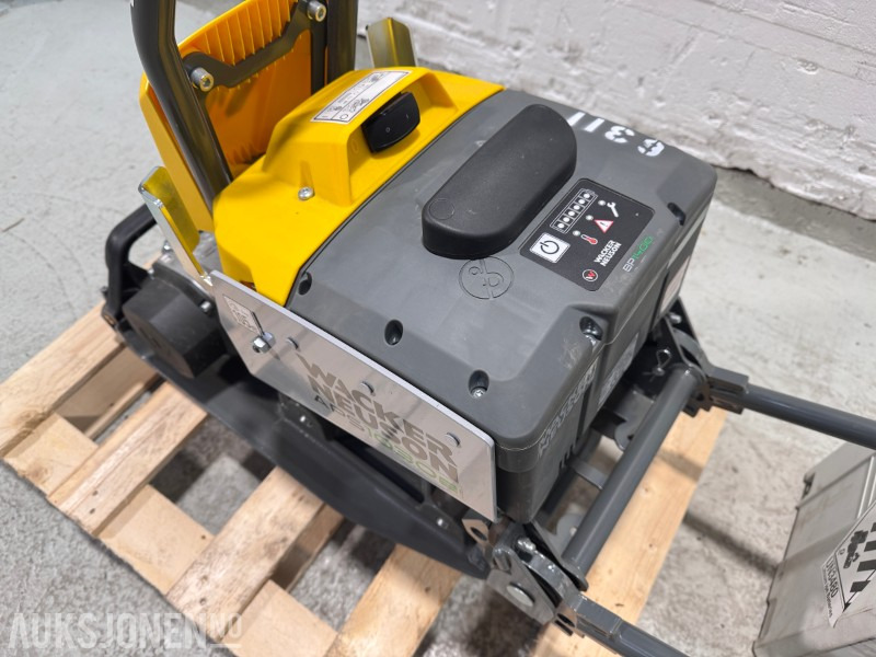2022 Wacker Neuson APS1030e - 50 KG EL VIBROPLATE /m Batteri og lader - Roller: picture 2 2022 Wacker Neuson APS1030e - 50 KG EL VIBROPLATE /m Batteri og lader - Roller: picture 2