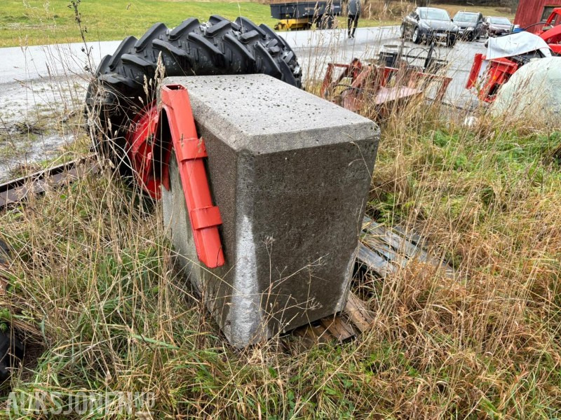 BETONGLODD TIL TRAKTOR / 1300KG - Agricultural machinery: picture 2 BETONGLODD TIL TRAKTOR / 1300KG - Agricultural machinery: picture 2