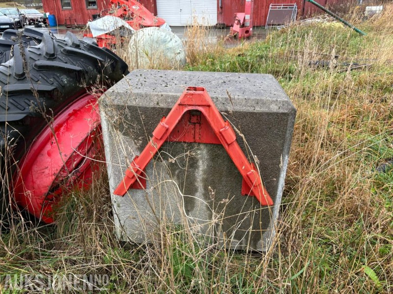 BETONGLODD TIL TRAKTOR / 1300KG - Agricultural machinery: picture 1 BETONGLODD TIL TRAKTOR / 1300KG - Agricultural machinery: picture 1