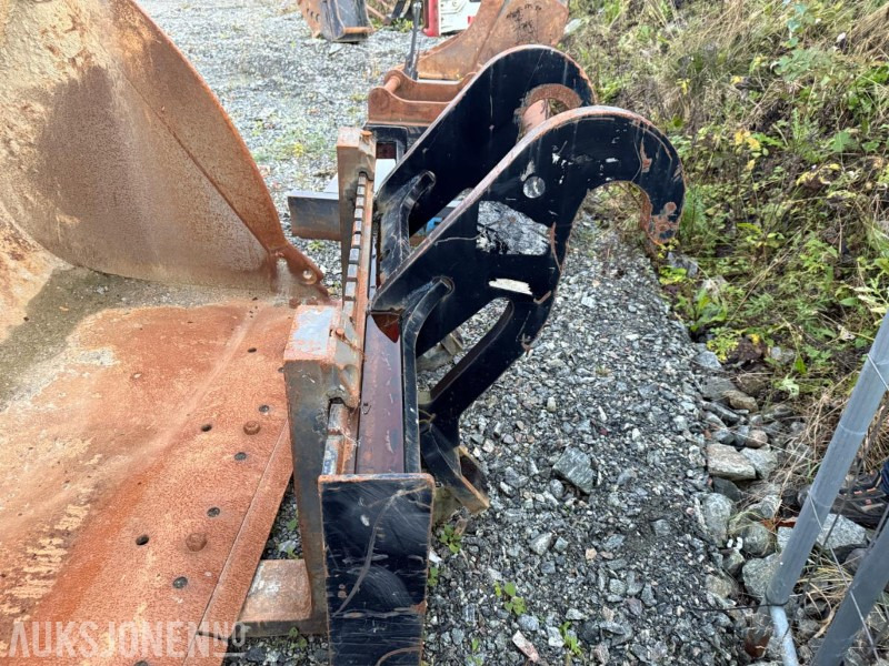 1900 Pallegaffel m/Cat kopling - Attachment for Construction machinery: picture 3 1900 Pallegaffel m/Cat kopling - Attachment for Construction machinery: picture 3