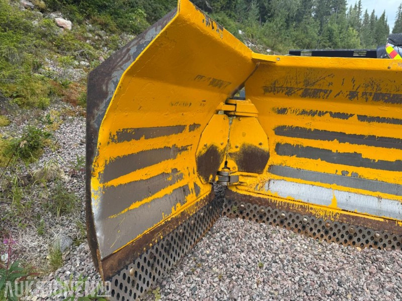 2006 Gjerstad klappskjær med stort BM feste - Attachment for Construction machinery: picture 4 2006 Gjerstad klappskjær med stort BM feste - Attachment for Construction machinery: picture 4