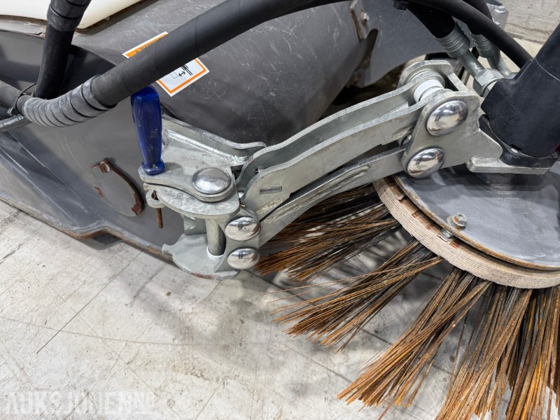 2009 Andre Holms SU-1,5 - 150cm feiemaskin / kost med trimafeste og sidebørste, lite brukt! - Attachment for Construction machinery: picture 5 2009 Andre Holms SU-1,5 - 150cm feiemaskin / kost med trimafeste og sidebørste, lite brukt! - Attachment for Construction machinery: picture 5