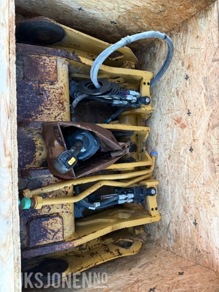 Cat hydraulisk hurtigkopling Cat 938M kopmlett m/Spak - Attachment for Construction machinery: picture 2 Cat hydraulisk hurtigkopling Cat 938M kopmlett m/Spak - Attachment for Construction machinery: picture 2