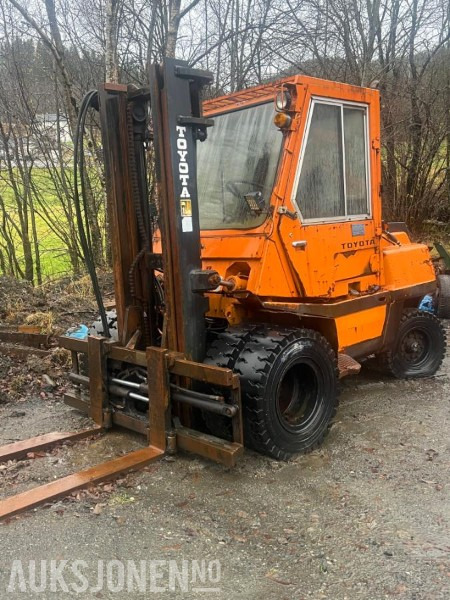 1990 Toyota 02- 3 FD40. Truck med sideforskyvning - MVA-FRI - Material handling equipment: picture 4 1990 Toyota 02- 3 FD40. Truck med sideforskyvning - MVA-FRI - Material handling equipment: picture 4