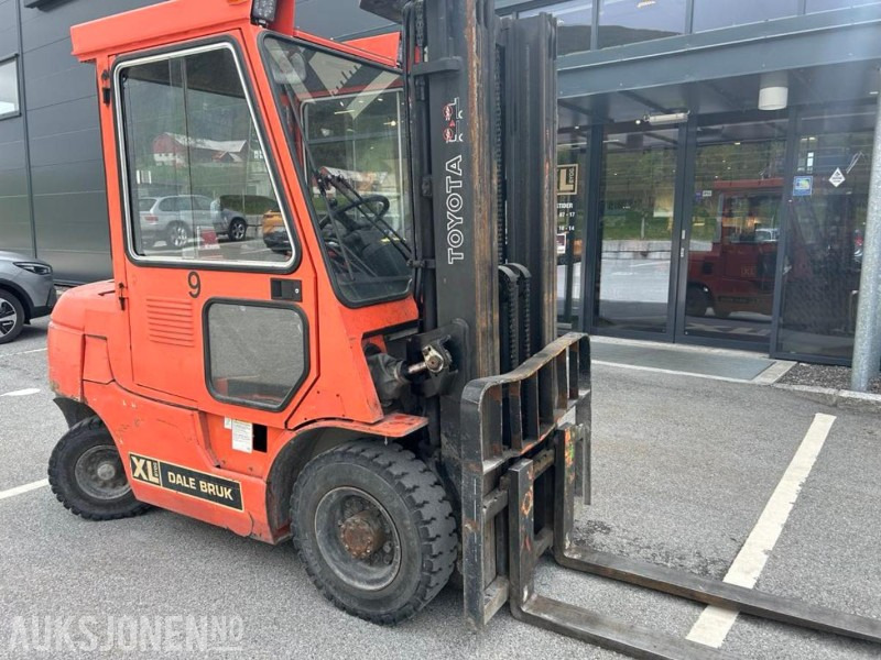 2000 Toyota 62-7FDF25 Gaffeltruck - Kapsitet 2000 kg - Løftehøyde 4700 mm - Nylig sertifisert - Material handling equipment: picture 1 2000 Toyota 62-7FDF25 Gaffeltruck - Kapsitet 2000 kg - Løftehøyde 4700 mm - Nylig sertifisert - Material handling equipment: picture 1