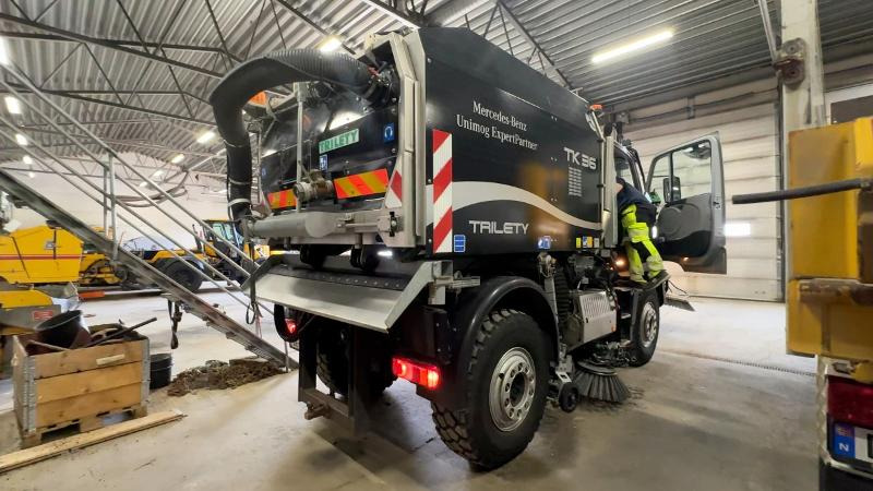2017 Mercedes-Benz Unimog U423 komplett pakke med feieutstyr, Schmidt Stratos spreder og Schmidt plog - Truck: picture 4 2017 Mercedes-Benz Unimog U423 komplett pakke med feieutstyr, Schmidt Stratos spreder og Schmidt plog - Truck: picture 4