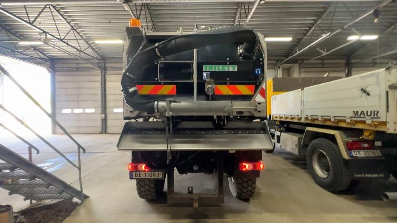 2017 Mercedes-Benz Unimog U423 komplett pakke med feieutstyr, Schmidt Stratos spreder og Schmidt plog - Truck: picture 5 2017 Mercedes-Benz Unimog U423 komplett pakke med feieutstyr, Schmidt Stratos spreder og Schmidt plog - Truck: picture 5