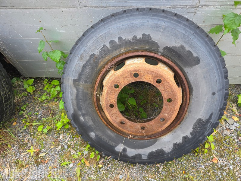 7 stk dekk til Volvo FL6 - Truck: picture 3 7 stk dekk til Volvo FL6 - Truck: picture 3