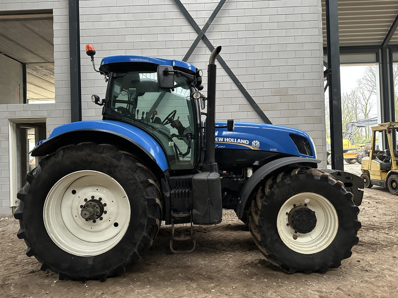 New Holland T7.250 - Farm tractor: picture 4 New Holland T7.250 - Farm tractor: picture 4