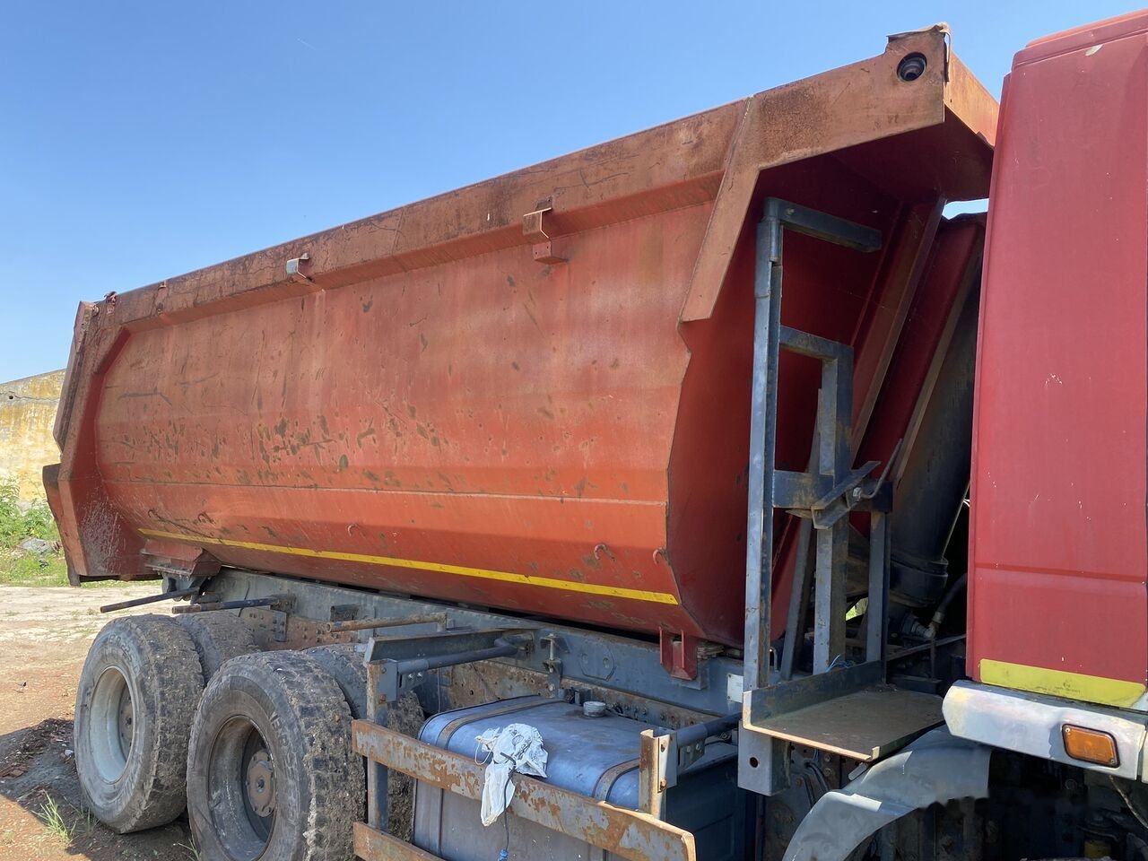 Hyva HARDOX 6x4 BENA basculabila CA NOUA - Flatbed body: picture 2 Hyva HARDOX 6x4 BENA basculabila CA NOUA - Flatbed body: picture 2