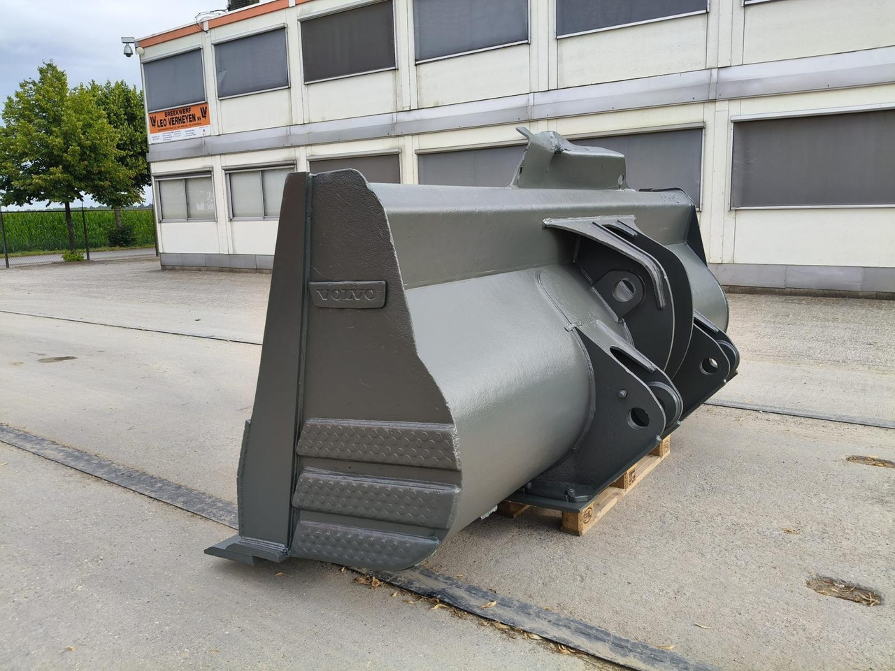 Volvo L 220 - Loader bucket: picture 4 Volvo L 220 - Loader bucket: picture 4