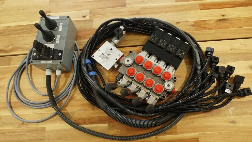 Proportional control box 12V 2 joysticks + finger controller + monoblock Galtec for Palfinger, Kubota, Fassi, Hiab - Forestry equipment: picture 4 Proportional control box 12V 2 joysticks + finger controller + monoblock Galtec for Palfinger, Kubota, Fassi, Hiab - Forestry equipment: picture 4