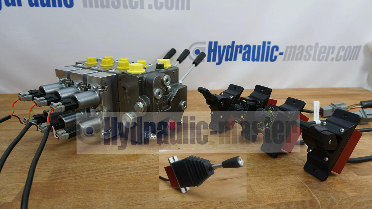 Full proportional valve 3 sections SPV 20-120 l/min 12 or 24 V plug and play det also available with Walvoil DPX100 - Front loader for tractor for Truck: picture 1 Full proportional valve 3 sections SPV 20-120 l/min 12 or 24 V plug and play det also available with Walvoil DPX100 - Front loader for tractor for Truck: picture 1