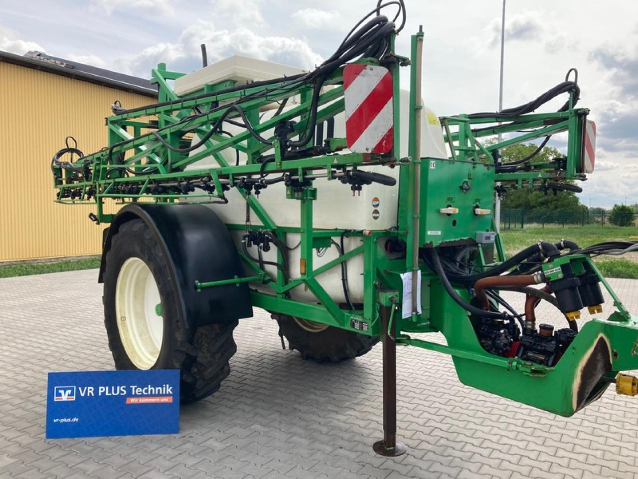 D4027 - Trailed sprayer: picture 4 D4027 - Trailed sprayer: picture 4