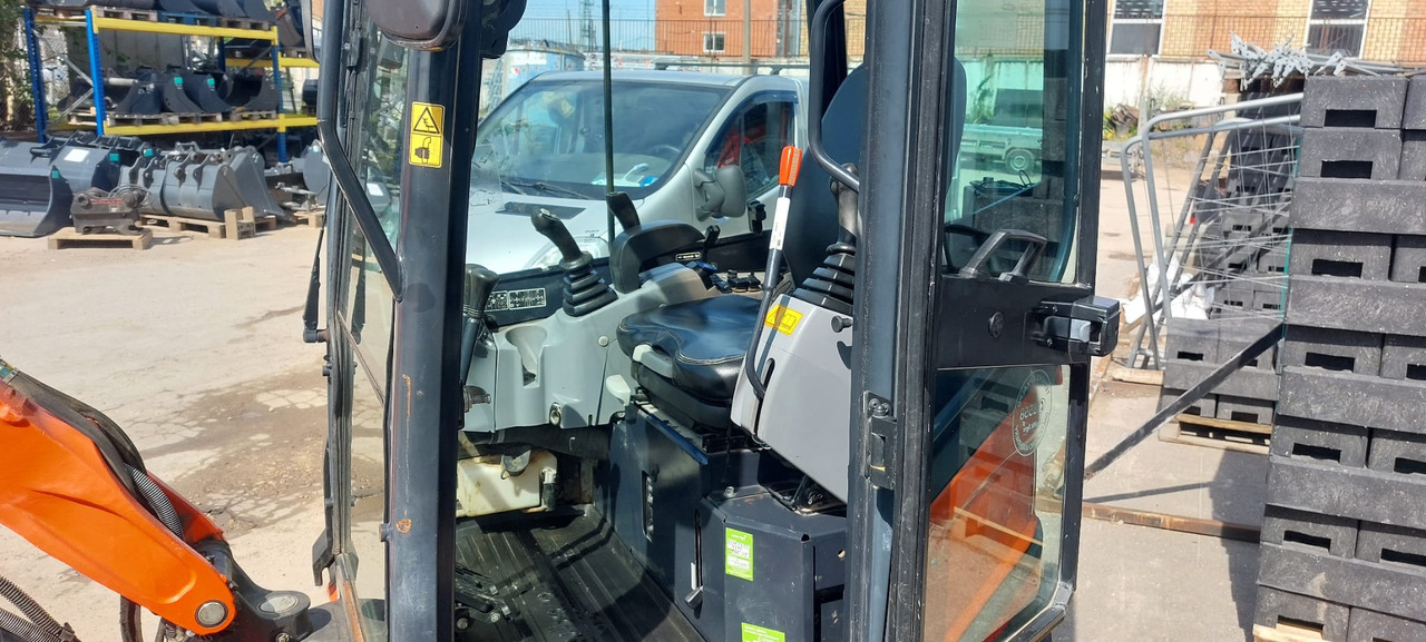Mini excavator Kubota U27-4 HI: picture 6