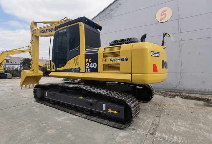 Made in Japan Used Excavator Komatsu PC240LC-8 SECOND HAND Komatsu PC240-8 Digging for Sale - Crawler excavator: picture 2 Made in Japan Used Excavator Komatsu PC240LC-8 SECOND HAND Komatsu PC240-8 Digging for Sale - Crawler excavator: picture 2