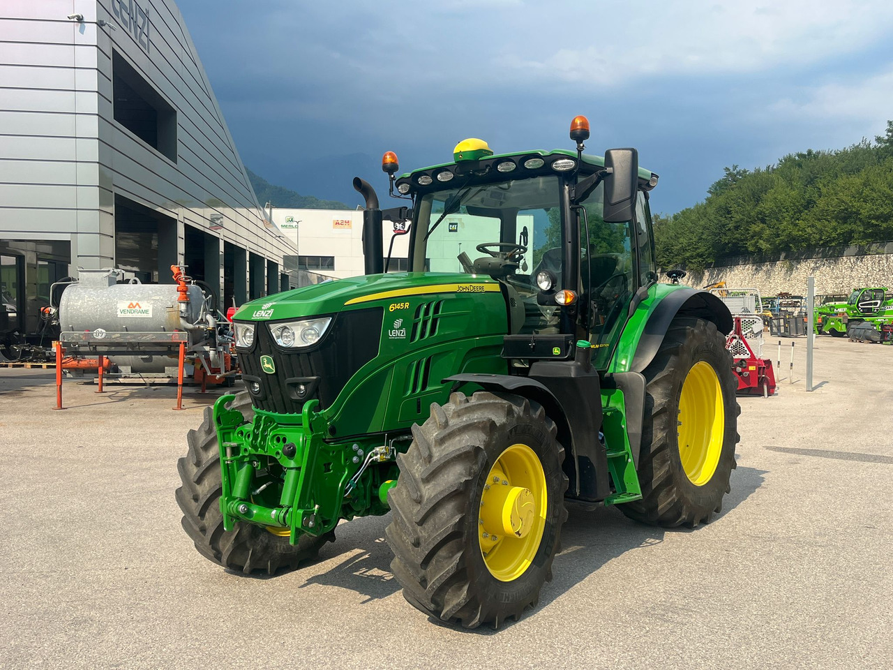 JOHN DEERE 6145 R - Farm tractor: picture 2 JOHN DEERE 6145 R - Farm tractor: picture 2