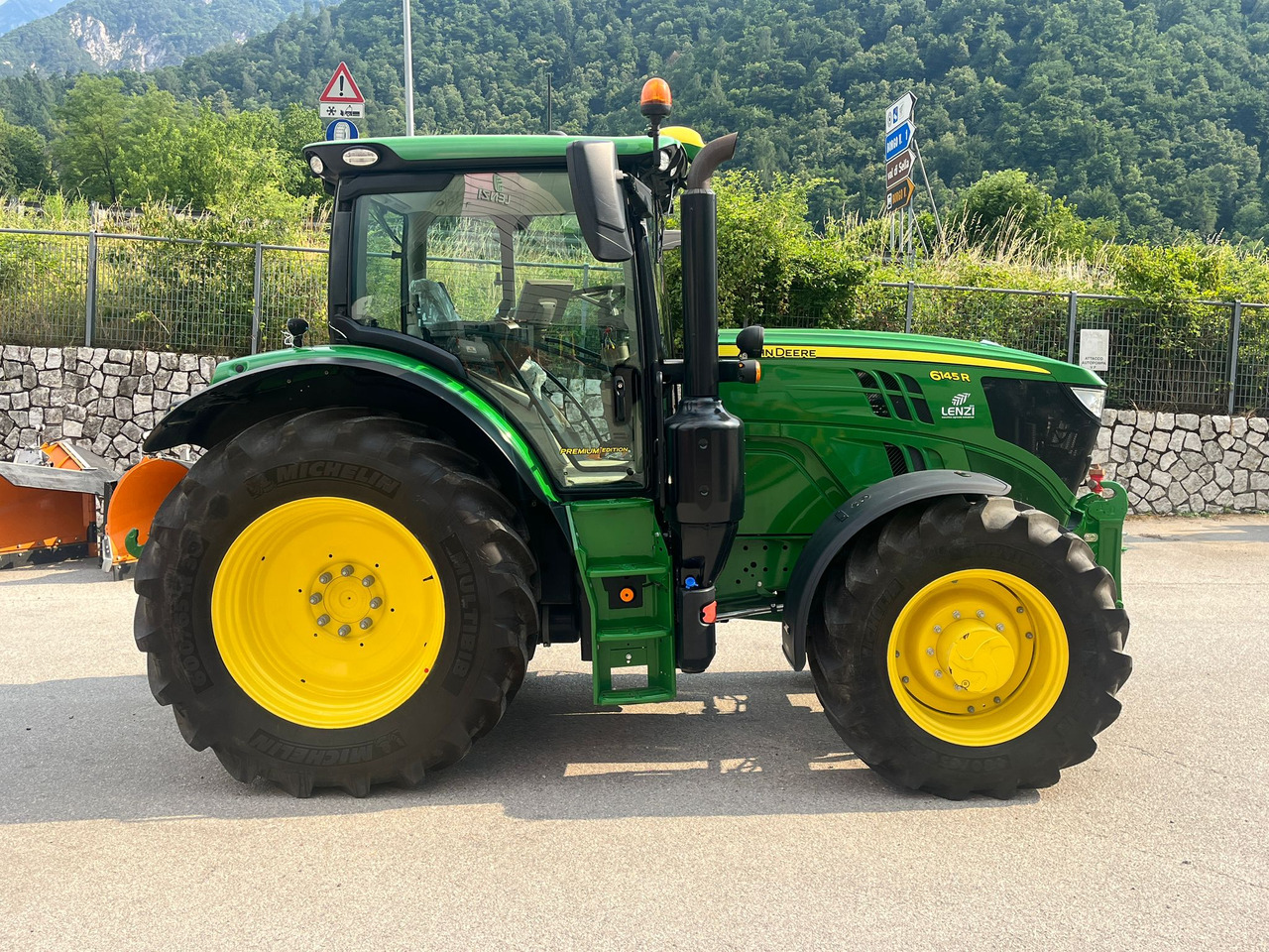 JOHN DEERE 6145 R - Farm tractor: picture 5 JOHN DEERE 6145 R - Farm tractor: picture 5