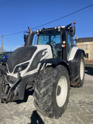 Valtra T154 VERSU - Farm tractor: picture 2 Valtra T154 VERSU - Farm tractor: picture 2