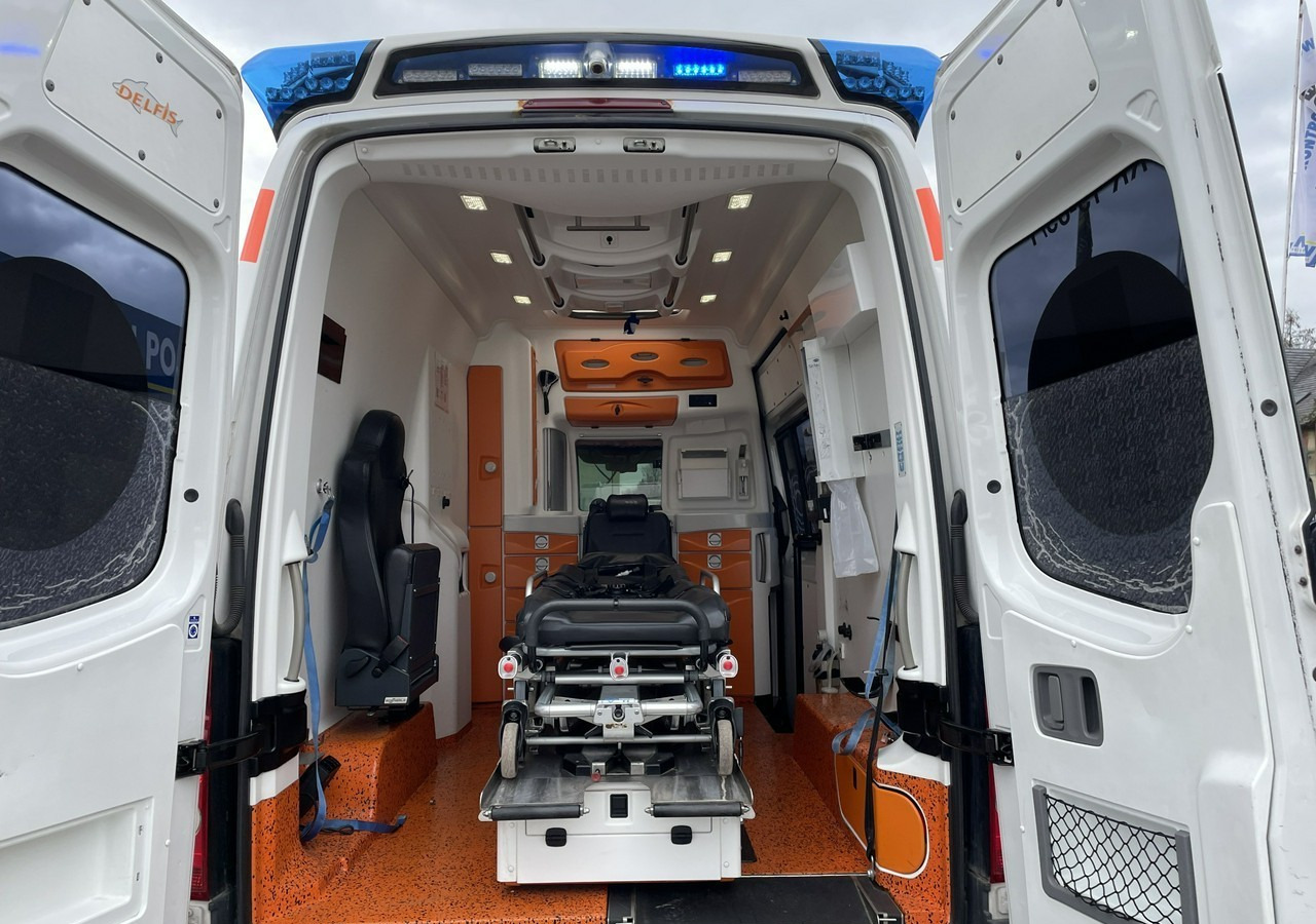 Volkswagen Crafter Crafter 2.0-163KM Karetka Ambulans Wyposażony Model 2016 - Ambulance: picture 3 Volkswagen Crafter Crafter 2.0-163KM Karetka Ambulans Wyposażony Model 2016 - Ambulance: picture 3