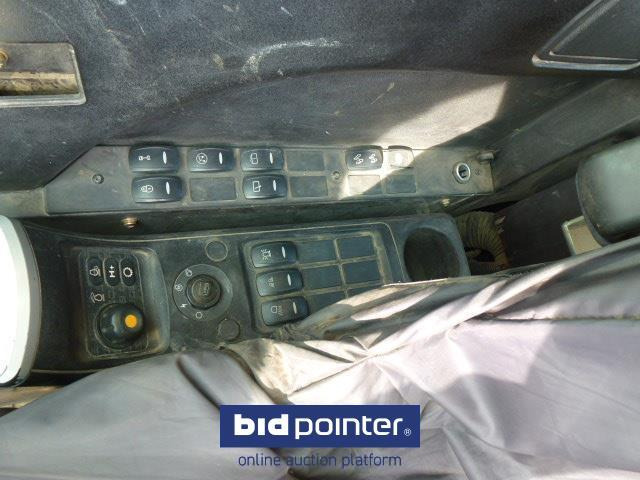 Crawler excavator JCB JS200LC T4i: picture 20