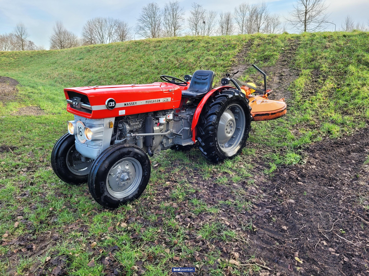 Massey Ferguson 135 smalspoor trekker - Farm tractor: picture 1 Massey Ferguson 135 smalspoor trekker - Farm tractor: picture 1
