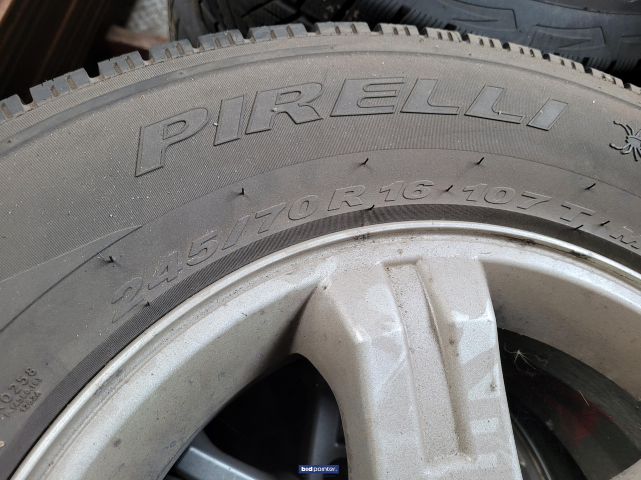 Div winterbanden met velgen 2x setje kia sorento 1x setje volvo xc 60 - Wheel and tire package for Car: picture 2 Div winterbanden met velgen 2x setje kia sorento 1x setje volvo xc 60 - Wheel and tire package for Car: picture 2