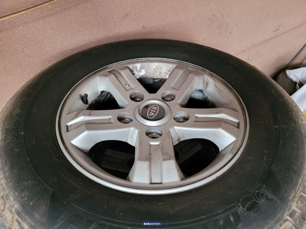 Div winterbanden met velgen 2x setje kia sorento 1x setje volvo xc 60 - Wheel and tire package for Car: picture 5 Div winterbanden met velgen 2x setje kia sorento 1x setje volvo xc 60 - Wheel and tire package for Car: picture 5