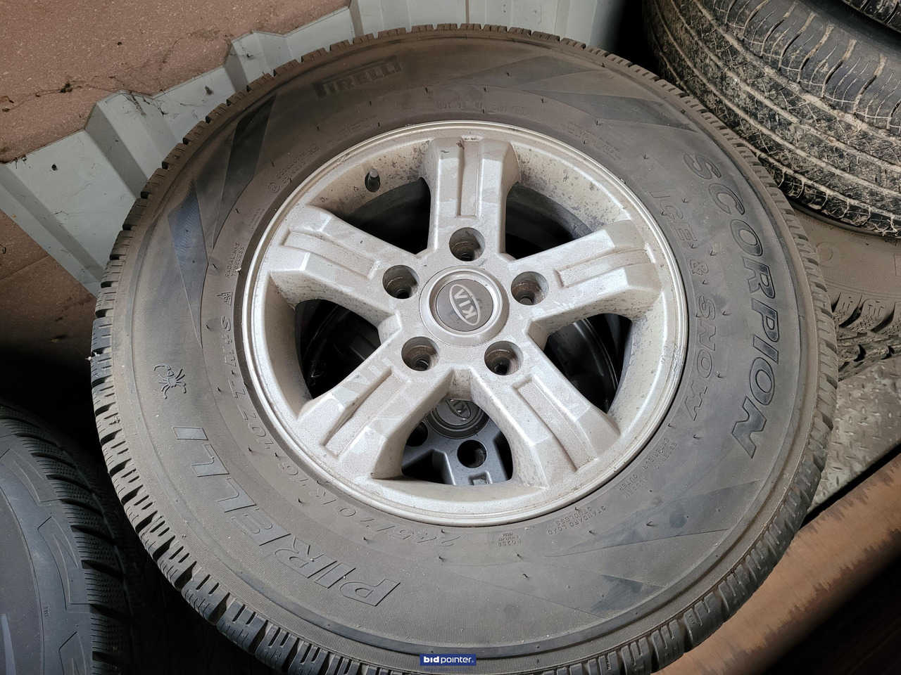 Div winterbanden met velgen 2x setje kia sorento 1x setje volvo xc 60 - Wheel and tire package for Car: picture 1 Div winterbanden met velgen 2x setje kia sorento 1x setje volvo xc 60 - Wheel and tire package for Car: picture 1