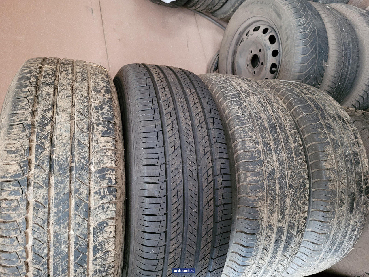 Div winterbanden met velgen 2x setje kia sorento 1x setje volvo xc 60 - Wheel and tire package for Car: picture 4 Div winterbanden met velgen 2x setje kia sorento 1x setje volvo xc 60 - Wheel and tire package for Car: picture 4