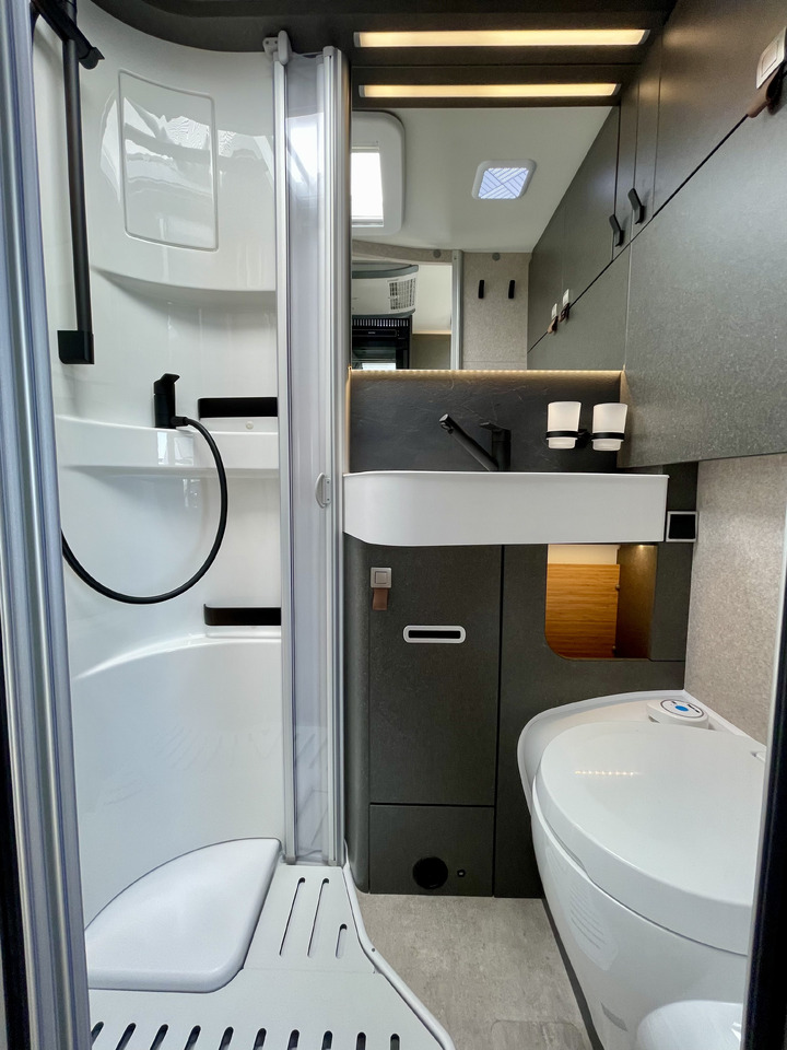 New Semi-integrated motorhome HYMER / ERIBA MLT 580 4x4: picture 16
