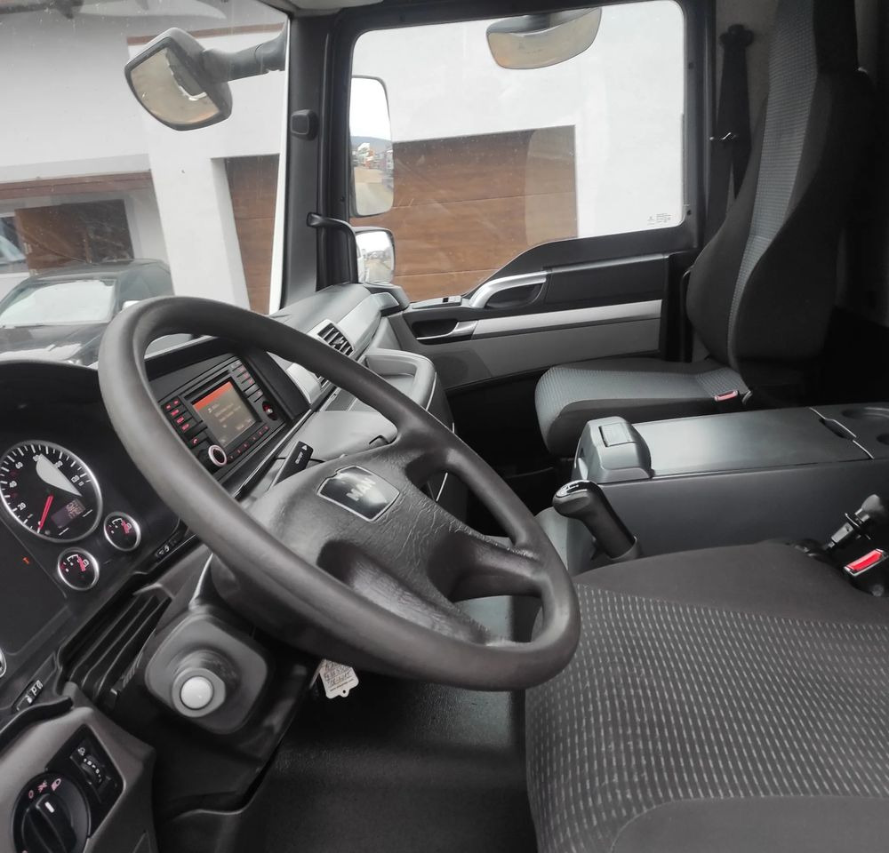 MAN TGM 18.290 - Hook lift truck: picture 2 MAN TGM 18.290 - Hook lift truck: picture 2