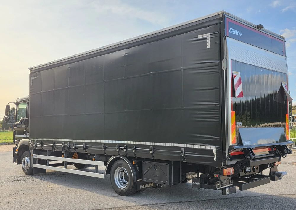 MAN TGM 12.290 / 15.290 / E6/ FIRANKA /BOCZNE DRZWI / BURTO-FIRANKA / 18PALET / WINDA / NISKI PRZEBIEG / 2018/ CAŁY NA PODUSZKACH / SERWISOWANY - Curtainsider truck: picture 4 MAN TGM 12.290 / 15.290 / E6/ FIRANKA /BOCZNE DRZWI / BURTO-FIRANKA / 18PALET / WINDA / NISKI PRZEBIEG / 2018/ CAŁY NA PODUSZKACH / SERWISOWANY - Curtainsider truck: picture 4