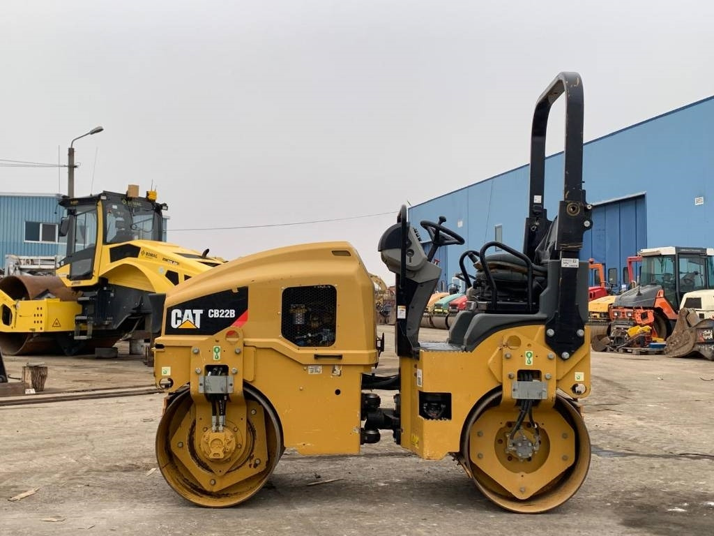CAT CB 22B - Road roller: picture 2 CAT CB 22B - Road roller: picture 2