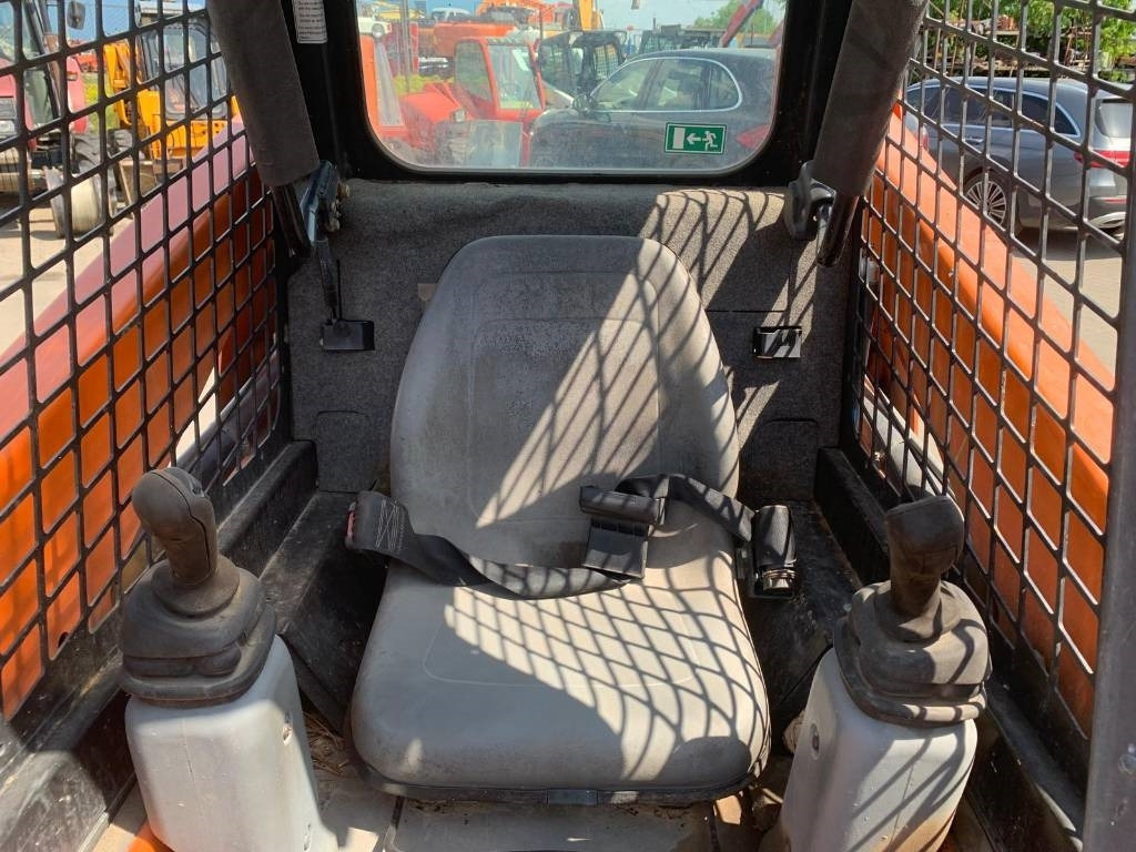 Compact track loader Gehl RT135: picture 10