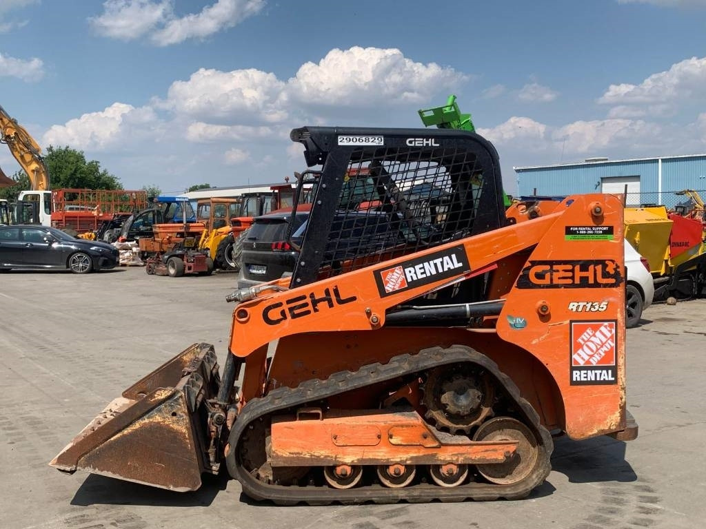 Compact track loader Gehl RT135: picture 6
